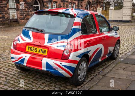 Una Nissan Micra con bandiera dell'Unione colorata a Warrington parcheggiata in una strada di Setts Foto Stock