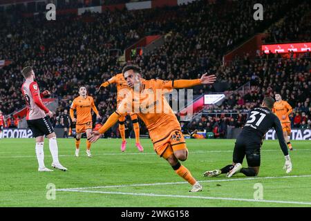 Southampton, Regno Unito. 20 febbraio 2024. Il centrocampista dell'Hull City Fabio Carvalho (45) segna un GOL di 0-2 e celebra il portiere del Southampton Gavin Bazunu (31) durante la partita tra Southampton FC e Hull City FC al St.Mary's Stadium, Southampton, Inghilterra, Regno Unito il 20 febbraio 2024 Credit: Every Second Media/Alamy Live News Foto Stock