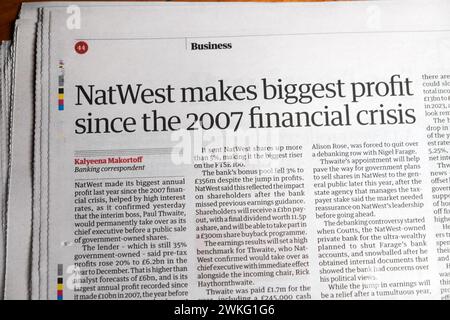 "NatWest realizza i maggiori profitti dalla crisi finanziaria del 2007" articolo del quotidiano Guardian 17 febbraio 2024 Londra Inghilterra Regno Unito Foto Stock