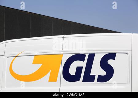 Kolding, Danimarca - 16 agosto 2020: Logo GLS su un veicolo. General Logistics Systems è un'azienda di logistica olandese di proprietà britannica Foto Stock