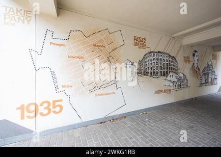 Varsavia, Polonia - 15 ottobre 2023: Bellissimo murale "Old Leszno" dipinto su pareti di piccolo passaggio sotto alto blocco di appartamento Foto Stock