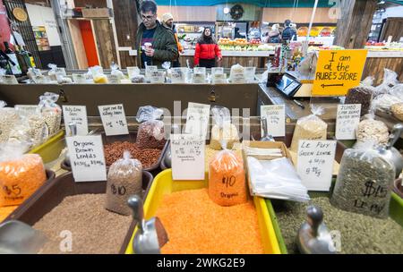 Toronto, Canada. 20 febbraio 2024. I clienti fanno acquisti in un mercato di Toronto, Canada, il 20 febbraio 2024. L'indice dei prezzi al consumo (CPI) del Canada è aumentato del 2,9% su base annuale a gennaio, dopo un aumento del 3,4% a dicembre, secondo Statistics Canada martedì. Crediti: Zou Zheng/Xinhua/Alamy Live News Foto Stock