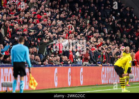 Eindhoven, Paesi Bassi. 20 febbraio 2024. EINDHOVEN, PAESI BASSI - 20 FEBBRAIO: Tifosi del PSV durante la partita di prima gamba della UEFA Champions League tra PSV e Borussia Dortmund al Philips Stadion il 20 febbraio 2024 a Eindhoven, Paesi Bassi. (Foto di Peter Lous/Orange Pictures) credito: Orange Pics BV/Alamy Live News Foto Stock