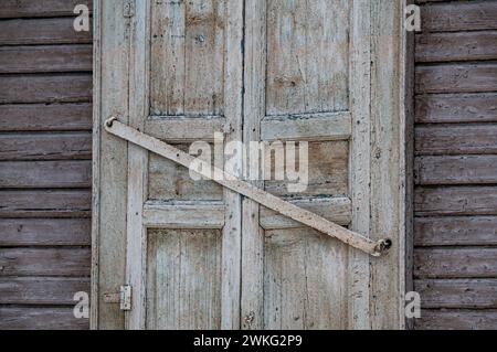 Case fatiscenti a Samara intasate persiane in legno regione di Samara Samara Russia Copyright: XSvetlanaxVozmilovax Vozmilova4265 Foto Stock