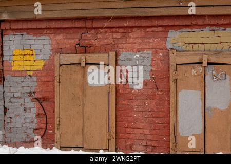 Case fatiscenti a Samara chiuse persiane in legno regione di Samara Samara Russia Copyright: XSvetlanaxVozmilovax Vozmilova4266 Foto Stock