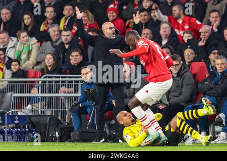 Eindhoven, Paesi Bassi. 20 febbraio 2024. EINDHOVEN, PAESI BASSI - 20 FEBBRAIO: Il capo allenatore Peter Bosz del PSV confuso durante la partita di prima gamba della UEFA Champions League tra PSV e Borussia Dortmund al Philips Stadion il 20 febbraio 2024 a Eindhoven, Paesi Bassi. (Foto di Peter Lous/Orange Pictures) credito: Orange Pics BV/Alamy Live News Foto Stock