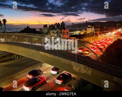 La PCH o Pacific Coast Highway, California State Route 1, un'autostrada iconica lungo la costa della California, vista dall'alto al tramonto a Santa Monica Foto Stock