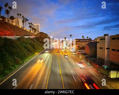 La PCH o Pacific Coast Highway, California State Route 1, un'autostrada iconica lungo la costa della California, vista dall'alto al tramonto a Santa Monica Foto Stock