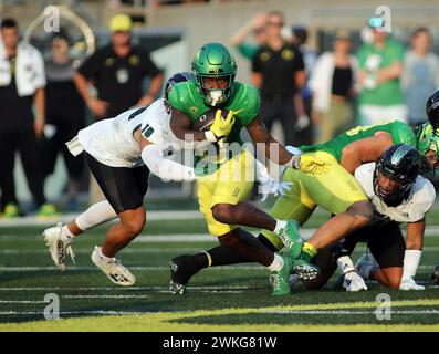 16 settembre 2023 - il running back degli Oregon Ducks Bucky Irving n. 0 durante una partita tra gli Oregon Ducks e gli Hawaii Rainbow Warriors all'Autzen Stadium di Eugene, O - Michael Sullivan/CSM Foto Stock