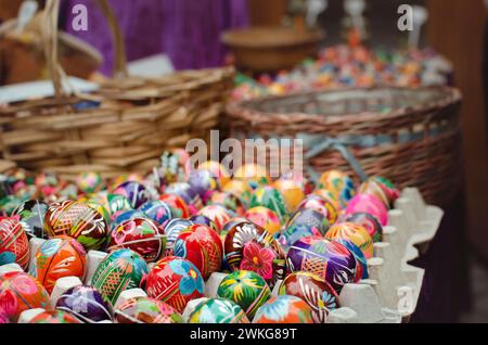 Uova di Pasqua colorate dipinte a mano, in mostra Foto Stock