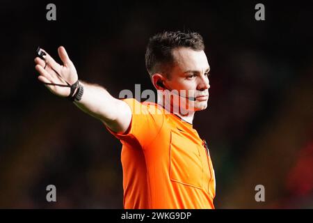 L'arbitro Tom Nield durante il match per il titolo Sky Bet a Home Park, Plymouth. Data foto: Martedì 20 febbraio 2024. Foto Stock