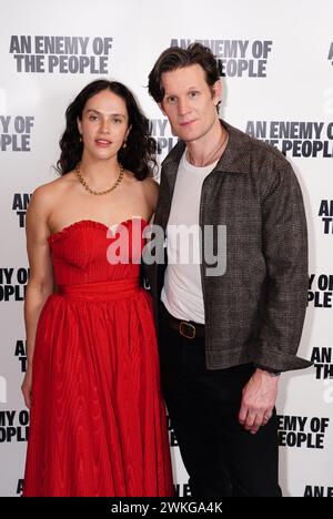 RITRASMETTENDO IL LUOGO DI MODIFICA Jessica Brown Findlay e Matt Smith partecipano alla stampa sera dopo la festa per un nemico del popolo alla National Portrait Gallery di Londra. Data foto: Martedì 20 febbraio 2024. Foto Stock