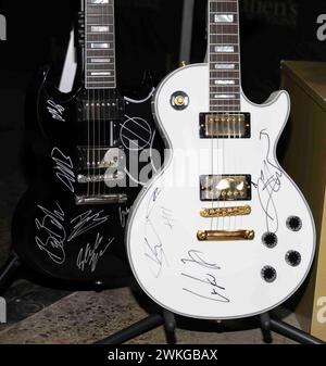 I PREVAIL | FIRMATO GIBSON SG CHITARRA VOS PERSONALIZZATA e 5 SECONDI D'ESTATE | FIRMATO GIBSON LES PAUL CUSTOM - LA CHITARRA VOS BIANCA ALPINA è stata presentata in anteprima prima dell'asta alle aste di Julien a Gardena, CA, il 20 febbraio 2024. Le aste di Julien presenteranno oltre 20 pezzi di Street art di Banksy, Jules Muck e altri all'asta "Street Art" di giovedì 22 febbraio 2024 e oltre 100 pezzi di storia del rock and roll di Dolly Parton, Taylor Swift e altri all'asta "Music Icons" di martedì, 27 febbraio 2024. (Foto di Corine Solberg/SipaUSA) Foto Stock