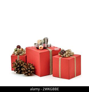 Confezione regalo rossa su sfondo bianco. Splendida confezione regalo decorata con fiocco e fiocco. Il concetto di offrire regali per il compleanno o le feste tradizionali Foto Stock