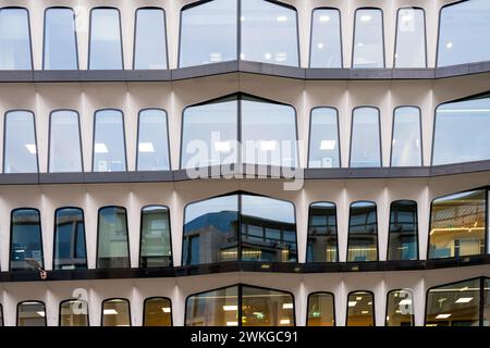 LONDRA, INGHILTERRA - 26 APRILE 2023: Facciata di un edificio moderno con molte finestre Foto Stock