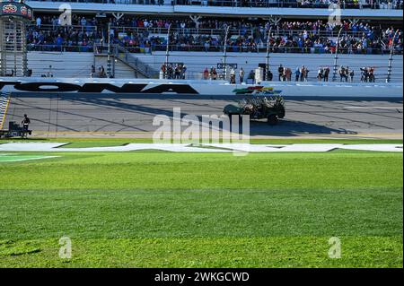 Infantry Squad Vehicles (ISV) dello U.S. Army 82nd Airborne Division 2nd Battalion, 505th Infantry Regiment percorre la pista durante la NASCAR Daytona 500 del 2024 a Daytona Beach, Flag., lunedì 19 febbraio 2024. La Daytona 500 è una gara automobilistica NASCAR Cup Series lunga 500 miglia che si tiene ogni anno ed è considerata la gara più importante e prestigiosa del calendario NASCAR. Foto Stock