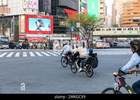 Città di Shibuya, famosa traversata di Shibuya, traversata dei pellicani, in prima serata, folle sulla strada, Tokyo, Giappone, Asia, 2023 Foto Stock