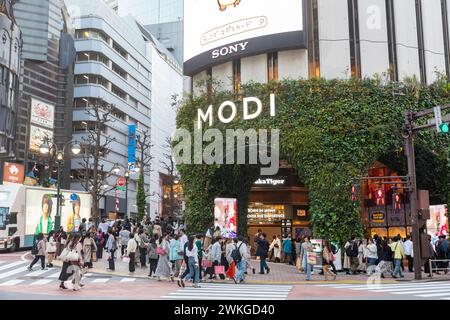 Quartiere Shibuya di Tokyo, centro commerciale Shibuya modi con persone che attraversano l'attraversamento di pellicani all'incrocio stradale, Giappone, Asia, 2023 Foto Stock