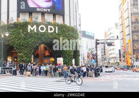 Quartiere Shibuya di Tokyo, centro commerciale Shibuya modi con persone in attesa di attraversare l'incrocio di pellicani all'incrocio stradale, Giappone, Asia, 2023 Foto Stock