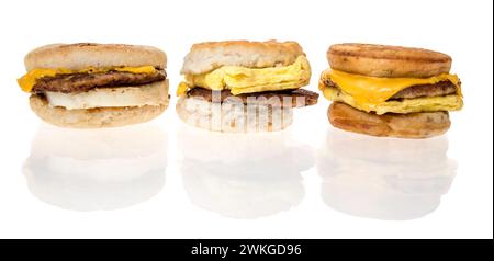 Winneconne, WISCONSIN - 20 febbraio 2024: Un pacchetto di McDonalds con salsiccia, uova e formaggio McGriddles, McMuffing e panini con biscotti su un isolat Foto Stock