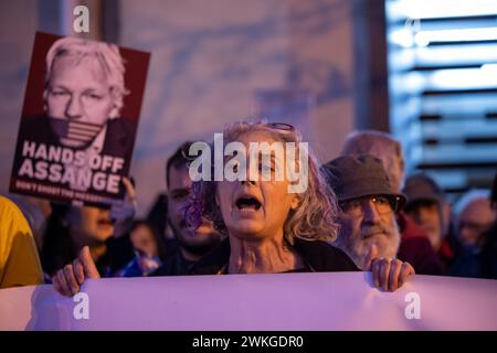 Madrid, Spagna. 20 febbraio 2024. Una manifestante tiene uno striscione mentre canta slogan a favore di J. Assange durante una manifestazione davanti all'ambasciata degli Stati Uniti a Madrid. Questo pomeriggio si è tenuta una manifestazione davanti all'ambasciata degli Stati Uniti a Madrid a sostegno di Julian Assange nell'ambito di una chiamata globale.il co-fondatore di Wikileaks si trova di fronte a un processo questo martedì e mercoledì che deciderà se sarà consegnato alla giustizia negli Stati Uniti. Credito: SOPA Images Limited/Alamy Live News Foto Stock
