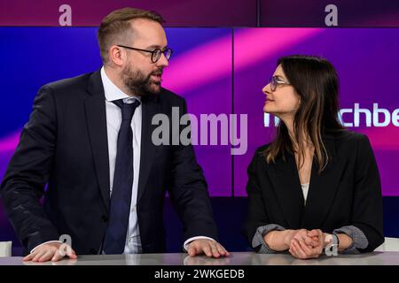 Paul Ronzheimer Bild, Iris Sayram ARD-Hauptstadtstudio, im Gespraech, zu Gast bei - maischberger, Polittalk, TV, Format, mit Moderatorin - Sandra Maischberger, Das Erste, 20.02. 2024, foto: HMB Media/Uwe Koch *** da l Paul Ronzheimer picture , Iris Sayram ARD Hauptstadtstudio , in conversazione, ospite a maischberger, Polittalk, TV, formato, con presentatrice Sandra Maischberger, Das Erste, 20 02 2024, foto HMB Media Uwe Koch Copyright: HMBxMedia/UwexKoch Foto Stock