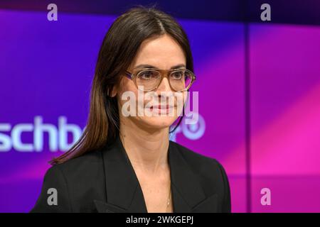 Iris Sayram ARD-Hauptstadtstudio, zu Gast bei - maischberger, Polittalk, TV, Format, mit Moderatorin - Sandra Maischberger, Das Erste, 20.02. 2024, foto: HMB Media/Uwe Koch *** Iris Sayram ARD Hauptstadtstudio , ospite su maischberger, Polittalk, TV, format, con la presentatrice Sandra Maischberger, Das Erste, 20 02 2024, Photo HMB Media Uwe Koch Copyright: HMBxMedia/UwexKoch Foto Stock