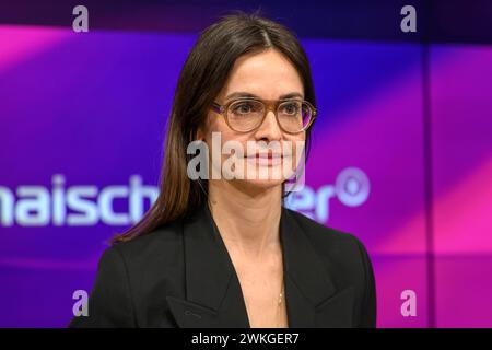 Iris Sayram ARD-Hauptstadtstudio, zu Gast bei - maischberger, Polittalk, TV, Format, mit Moderatorin - Sandra Maischberger, Das Erste, 20.02. 2024, foto: HMB Media/Uwe Koch *** Iris Sayram ARD Hauptstadtstudio , ospite su maischberger, Polittalk, TV, format, con la presentatrice Sandra Maischberger, Das Erste, 20 02 2024, Photo HMB Media Uwe Koch Copyright: HMBxMedia/UwexKoch Foto Stock