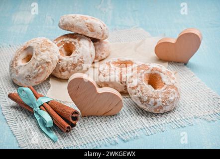 biscotti al pan di zenzero su fondo in legno con spazio per le copie per il testo. Biscotti al pan di zenzero con utensili da cucina. cartolina di capodanno e natale. Assortiti Foto Stock