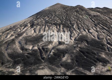 Tumulo di sabbia color marrone mescolato con terra nera dopo forti piogge in un'area di sabbia commerciale. Foto Stock