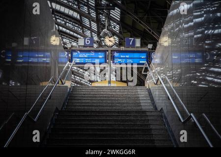 Immagine di una piattaforma della stazione ferroviaria di Koln Hbf, appartenente alla DB Deutschbahn, con particolare attenzione alle schermate delle partenze e delle tavole di arrivo. Köl Foto Stock