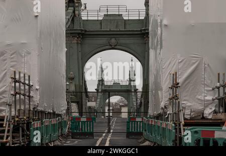 Londra, Regno Unito - 25 dicembre 2023 - Hammersmith Bridge è chiuso per lavori di ristrutturazione e riparazione. Uno dei sospetti più antichi del mondo Foto Stock