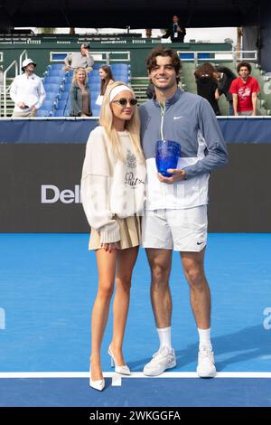 Delray Beach, Florida, Stati Uniti. 19 febbraio 2024. Morgan Riddle posa con Taylor Fritz (USA) dopo aver vinto il Delray Beach Open 2024 il 19 febbraio 2024 al Delray Beach Tennis Center di Delray Beach, Florida. Crediti: Andrew Patron/Media Punch/Alamy Live News Foto Stock