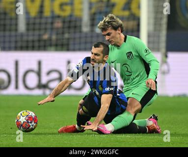 Milano. 20 febbraio 2024. Henrikh Mkhitaryan (L) dell'Inter Milan si reca con Antoine Griezmann dell'Atletico Madrid durante il turno di UEFA Champions League del 16° turno di partita tra Inter Milan e Atletico Madrid a Milano, Italia, 20 febbraio 2024. Crediti: Alberto Lingria/Xinhua/Alamy Live News Foto Stock