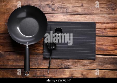 Ferro da stiro vuoto, ciotola per salsa e bacchette su un tavolo di legno, piatto Foto Stock