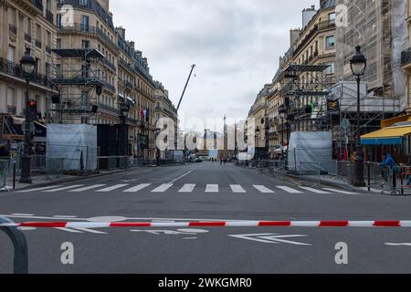 Parigi, Francia. 20 febbraio 2024. L'intera lunghezza di rue Soufflot è delimitata durante i preparativi della cerimonia Foto Stock