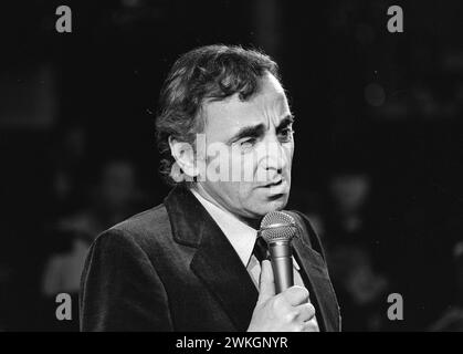 28 ottobre 1980. Utrecht, Paesi Bassi. Cantante francese, Charles Aznavour, durante le prove generali per il programma avro Edison's in Concert Muziekcentrum. Foto Stock