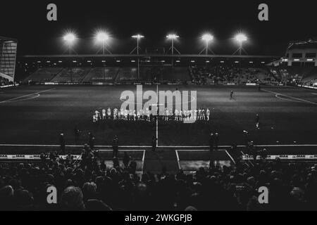 Blackpool, Regno Unito. 20 febbraio 2024. I giocatori si schierano durante la semifinale del Bristol Street Motors Trophy Blackpool vs Peterborough United a Bloomfield Road, Blackpool, Regno Unito, 20 febbraio 2024 (foto di Gareth Evans/News Images) a Blackpool, Regno Unito, il 20/2/2024. (Foto di Gareth Evans/News Images/Sipa USA) credito: SIPA USA/Alamy Live News Foto Stock