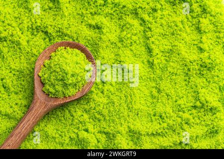 Sale verde di limone in cucchiaio di legno - limone di agrumi Foto Stock