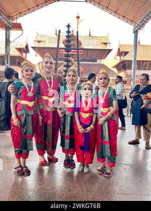 Il Bharatanatyam (Tamil: பரதநாட்டியம்) è una forma di danza classica indiana che ha avuto origine nel Tamil Nadu. È una delle otto forme di danza classica indiana riconosciute dal Sangeet Natak Akademi, ed esprime temi religiosi e idee spirituali dell'India meridionale, in particolare dello Shaivismo e in generale dell'induismo. Dr. Ashna Bharatha Natyam esponente e insegnante con i suoi discepoli di fronte al rinomato Lord Krishna Guruvayur Temple Kerala. Foto Stock