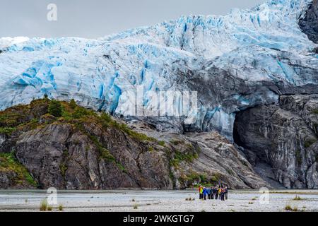 I passeggeri della nave da crociera Stella Australis si trovano ai piedi del ghiacciaio Aguila, Parco Nazionale Alberto de Agostini, Avenue of the Glaciers Foto Stock