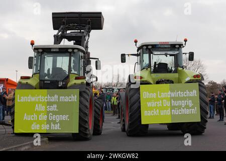 Trattori con manifesti sull'agricoltura, proteste degli agricoltori, dimostrazione contro le politiche del governo dei semafori, abolizione Foto Stock