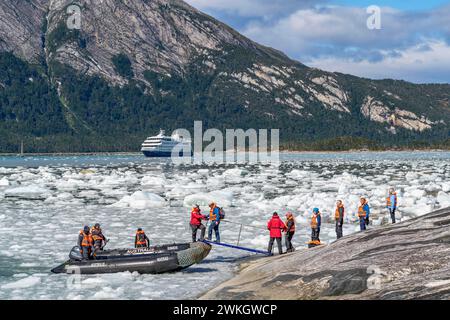 I passeggeri della nave da crociera Stella Australis salgono a bordo di un gommone tra i banchi di ghiaccio del ghiacciaio Pia, Parco Nazionale Alberto de Agostini, Avenue Foto Stock