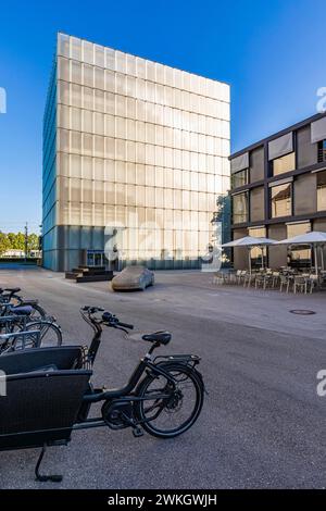 Bici cargo elettrica di fronte alla Kunsthaus Bregenz, KUB, Museo d'Arte, Bregenz, Lago di Costanza, Vorarlberg, Austria Foto Stock