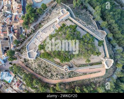 Vista aerea del castello di Segorbe, roccaforte medievale restaurata in cima alla collina con bastioni angolati a piattaforma ad ogni angolo, nella provincia di Castello in Spagna Foto Stock