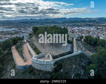 Vista aerea del castello di Segorbe, roccaforte medievale restaurata in cima alla collina con bastioni angolati a piattaforma ad ogni angolo, nella provincia di Castello in Spagna Foto Stock