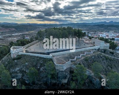 Vista aerea del castello di Segorbe, roccaforte medievale restaurata in cima alla collina con bastioni angolati a piattaforma ad ogni angolo, nella provincia di Castello in Spagna Foto Stock