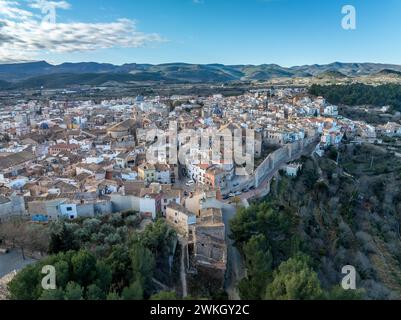 Vista aerea del castello di Segorbe e delle mura della città, roccaforte medievale nella provincia di Castellon in Spagna, con tori in corsa durante la settimana Foto Stock