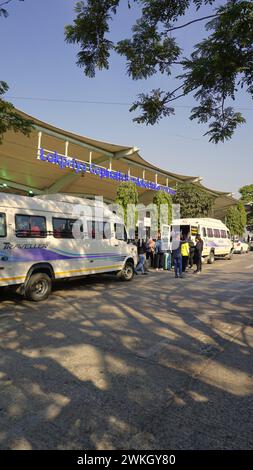 Guwahati, India - 3 dicembre 2023: Ingresso dell'aeroporto internazionale Lokpriya Gopinath Bordoloi a Borjhar Guwahati, Assam. Gestito dal gruppo Adani. Foto Stock