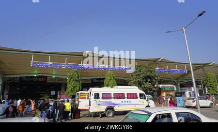 Guwahati, India - 3 dicembre 2023: Ingresso dell'aeroporto internazionale Lokpriya Gopinath Bordoloi a Borjhar Guwahati, Assam. Gestito dal gruppo Adani. Foto Stock